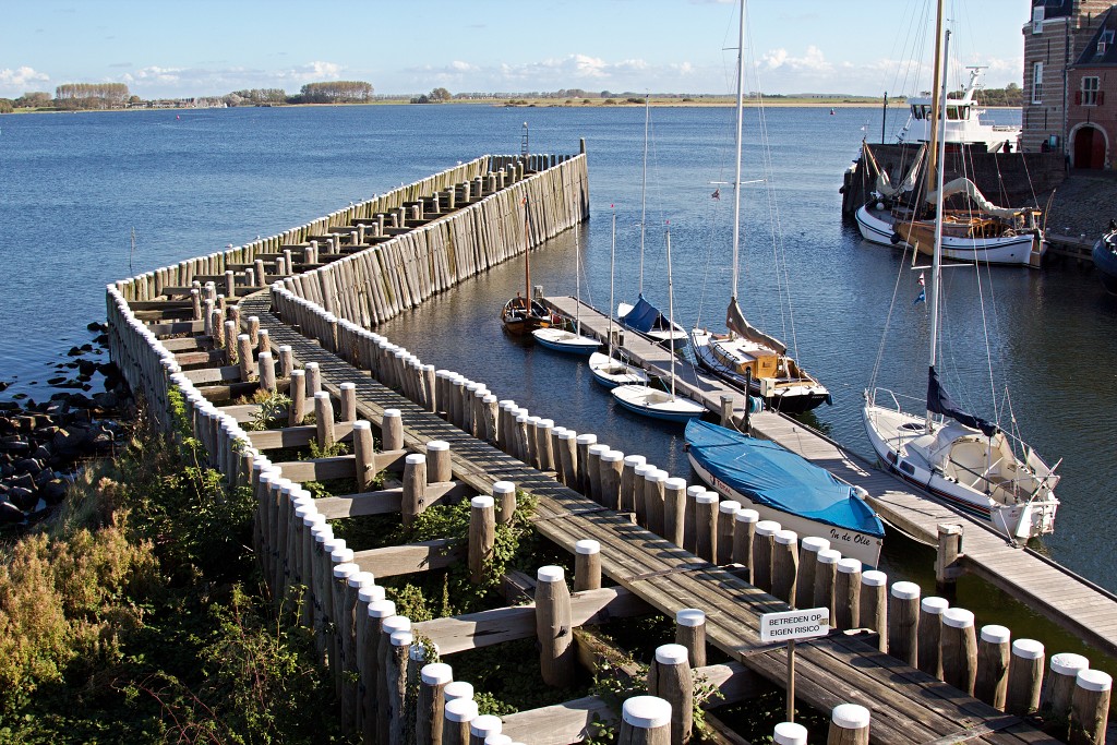 historisch meer stadhuis toerisme toeristisch veere veerse meer walcheren zeeuwse delta boten haven jachthaven strand korenmolen molen zeeland grote kerk hdr